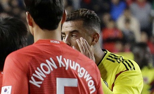 Cardona a mimé des yeux bridés contre la Corée du Sud