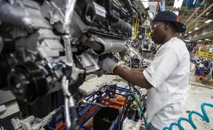 Un ouvrier dans une usine de voiture de Detroit aux Etats-Unis, le 7 août 2012