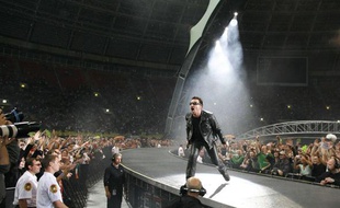 Bono, le leader du groupe U2, lors de son concert du 25 août 2010 à Moscou.