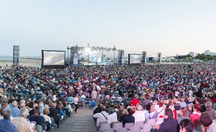 Sur la plage, Violon sur le sable rassemble 40.000 spectateurs par concert.
