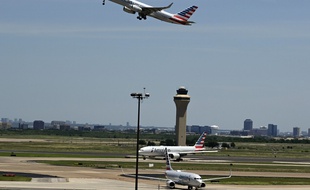 Un avion décollant d'un aéroport (image d'illustration).