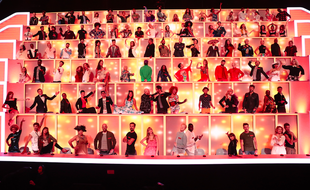 Le mur de cent artistes du jeu musical de M6 "Together - Tous avec moi".