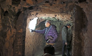 Le 20 février 2015, le scientifique américain Jeffrey Gusky dans les souterrains à Naours (Somme), où se trouvent des milliers d'inscriptions de la Première guerre mondiale