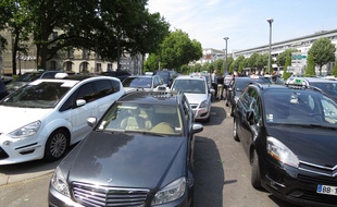 Près d'une cinquantaine de taxis bloquent les accès à la préfecture.