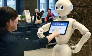 Le robot humanoïde Pepper dans une banque de Tokyo, le 22 juillet 2015.