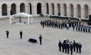 Edouard Philippe a rendu un dernier hommage à Serge Dassault dans la cour des Invalides.