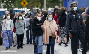 De nombreuses personnes se rendent à l'hôpital Jackson Memorial pour se faire vacciner contre le Covid-19, le 6 janvier, à Miami en Floride, aux Etats-Unis (illustration)