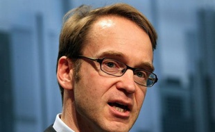 Pacte fiscal européen, inflation, aides à la Grèce: le président de la Bundesbank Jean Weidmann a recadré fermement samedi ceux qui ont pu laisser penser à un infléchissement de sa doctrine d'orthodoxie, et lancé des mises en garde au président français élu François Hollande.