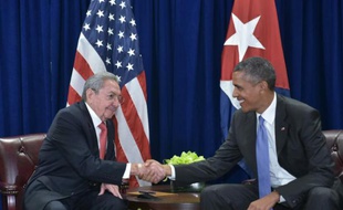 Le président cubain Raul Castro (g) et son homologue américain Barack Obama, à New York le 29 septembre 2015