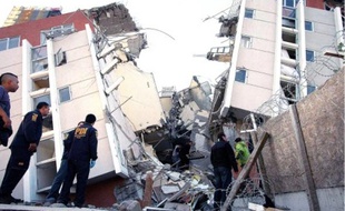 Uneéquipe de secours à Concepción, l'épicentre du tremblement de terre.