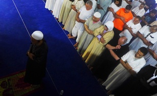 L’imam et recteur Mahmoud Benzamia officie le premier Tarawih, dans la mosquée En Nour de Nice.
