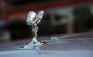 La statuette de la marque Rolls Royce.