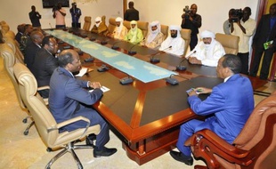 Le groupe islamiste Ansar Dine, qui contrôle avec d'autres mouvements armés le nord du Mali, s'est dit lundi prêt à négocier avec la médiation conduite par le Burkina Faso, qui lui a demandé de rompre avec les "terroristes" d'Al-Qaïda au Maghreb islamique