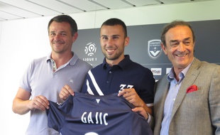 Milan Gajic entouré de Willy Sagnol et Jean-Louis Triaud lors de sa présentation officielle aux Girondins, le 23 juillet 2015.