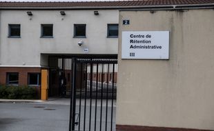 Plusieurs cas de Covid-19 ont été recensés au centre de rétention administrative du Mesnil-Amelot, en Seine-et-Marne.