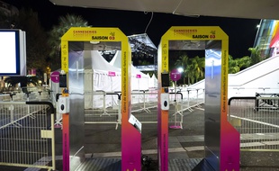 Des «cabines de désinfection multi-fonctions» ont été installées aux entrées du tapis rose