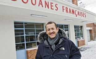 Le réalisateur, lors du tournage à Macquenoise, à la frontière franco-belge.