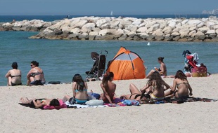 Ouverture estivale des plages de Marseille. La plage du Prado. Juin 2010.