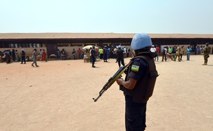 Un Casque bleu à Bangui le 14 février 2016.