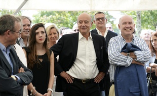 Alain Juppé au centre, maire de Bordeaux et candidat à la primaire pour l'UMP est déjà en campagne.