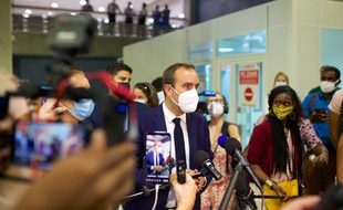 Le ministre des Outre-mer, Sébastien Lecornu, à son arrivée en Guadeloupe.