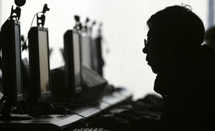 Un internaute devant son ordinateur, dans un café Internet, le 23 janvier 2008.