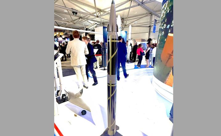 Maquette du MBT, Missile balistique terrestre, ou tactique, sur le stand d'ArianeGroup lors du salon du Bourget de juin 2025.