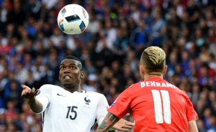 Le milieu de terrain français Paul Pogba face au Suisse Valon Behrami lors de l'Euro, le 19 juin 2016 à Lille