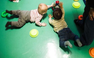 Le gouvernement veut mettre en place un dispositif pour aider les foyers modestes qui veulent faire garder leurs enfants, en leur permettant de ne plus avancer une partie des frais versés aux assistantes maternelles.