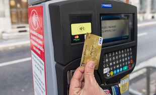 Paiement par carte bleue sans contact (Illustration)