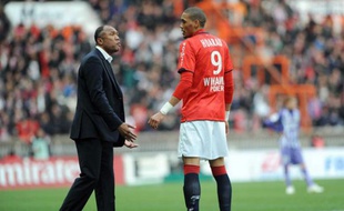 Antoine Kombouaré donne ses consignes à Guillaume Hoarau, le 27 février 2011 à Paris.