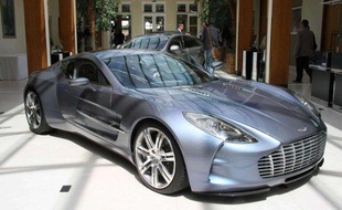 L'Aston Martin One 77 en présentation au salon privé de Hurlingham, à Londres, le 7 juillet 2009