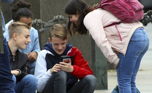 Les collégiens utilisent massivement des réseaux sociaux comme Snapchat et Tiktok.