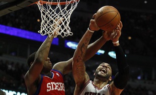 Carlos Boozer (à droite), le joueur des Chicago Bulls, le 9 mai 2012, contre Philadelphie.