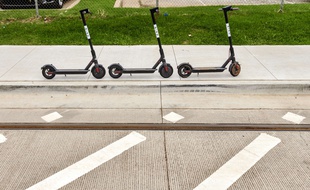 Des trottinettes électriques. Illustration.