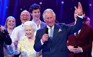 Le prince Charles et sa mère la reine Elisabeth II, au Royal Albert Hall à Londres le 21 avril 2018