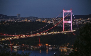 Le pont Fatih Sultan Mehmet, qui enjambe le Bosphore à Istanbul