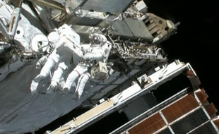 Deux astronautes américains de la Station spatiale internationale (ISS) ont remplacé samedi dans l'espace une pompe défectueuse de la station pour stopper une fuite d'ammoniac, au cours d'une mission d'urgence sans précédent.