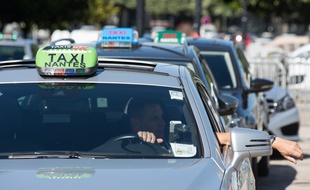 Les chauffeurs de taxis ont perturbe la circulation a Nantes pour protester contre la mise en service de l application UberPop a Nantes. Les chauffeurs de taxis ont demande a la prefecture un arrete interdisant l application en Loire Atlantique. Nantes le 08 06 2015./SALOM-GOMIS_1941.12/Credit:SEBASTIEN SALOM-GOMIS/SIPA/1506081956