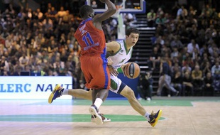 Le meneur de la JSF Nanterre, Trent Meacham, (en blanc) lors d'un match d'Euroligue contre le CSKA Moscou, le 17 octobre 2013 à Paris.