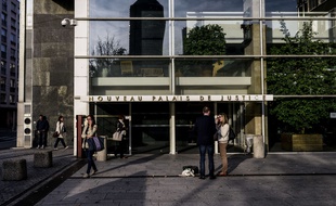 People walk as others stand in front of Lyon's criminal court, on September 23, 2014 on the opening day of the trial of eight men who assaulted and badly injured a couple in the nearby town of Villeurbanne, on January 2011. AFP PHOTO / JEFF PACHOUD