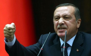 En souhaitant l'avènement d'une "jeunesse religieuse", le premier ministre turc Recep Tayyip Erdogan a provoqué critiques et inquiétudes chez les tenants de la laïcité, qui le soupçonnent de vouloir islamiser peu à peu la société turque.
