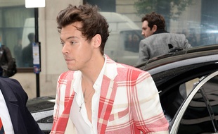 Le chanteur Harry Styles dans les rues de Londres
