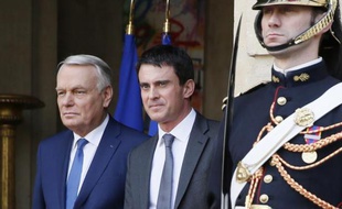 Passation de pouvoirs entre Jean-Marc Ayrault et Manuel Valls, le 1er avril 2014, à l'Hôtel Matignon, à Paris