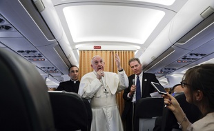 Le pape François dans l'avion qui le ramène d'Egypte, le 29 avril 2017.