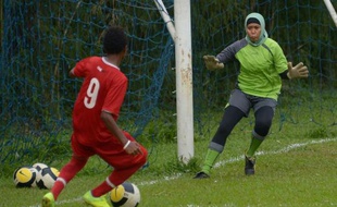 Des femmes jouent au football à Bogor, en Indonésie, le 18 avril 2015