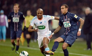Marseille, 3e, est décroché, et un duel pour le titre est lancé entre le leader, le Paris Saint-Germain, et son dauphin, Lyon, trois points derrière, qui vont s'affronter à distance lors de la 27e journée de la Ligue 1, avant une confrontation directe à Gerland le week-end du 11 mai.