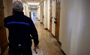 Un surveillant pénitentiaire dans les couloirs de la prison de Rennes.