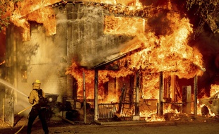 Un pompier tente d’éteindre un incendie en Californie, le 10 juillet 2021.