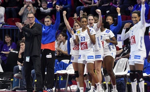 Olivier Krumbholz et les filles de l'équipe de France dimanche contre la Slovénie à Nancy.